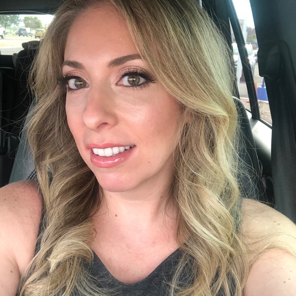 Meet your Posher, Nicole - Picture 1 of 1